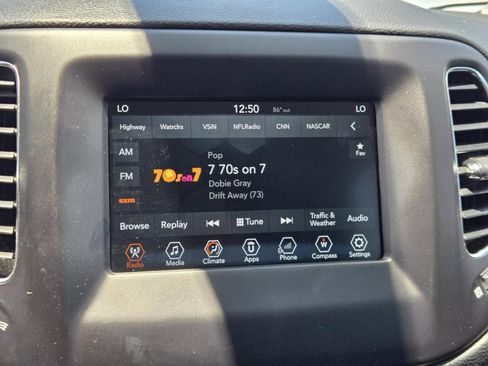 Used 2018 Jeep Compass Latitude w/ Popular Equipment Group FWD image 11