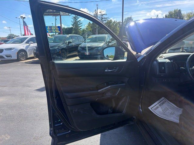 Used 2023 Nissan Pathfinder SL AWD/4WD image 18