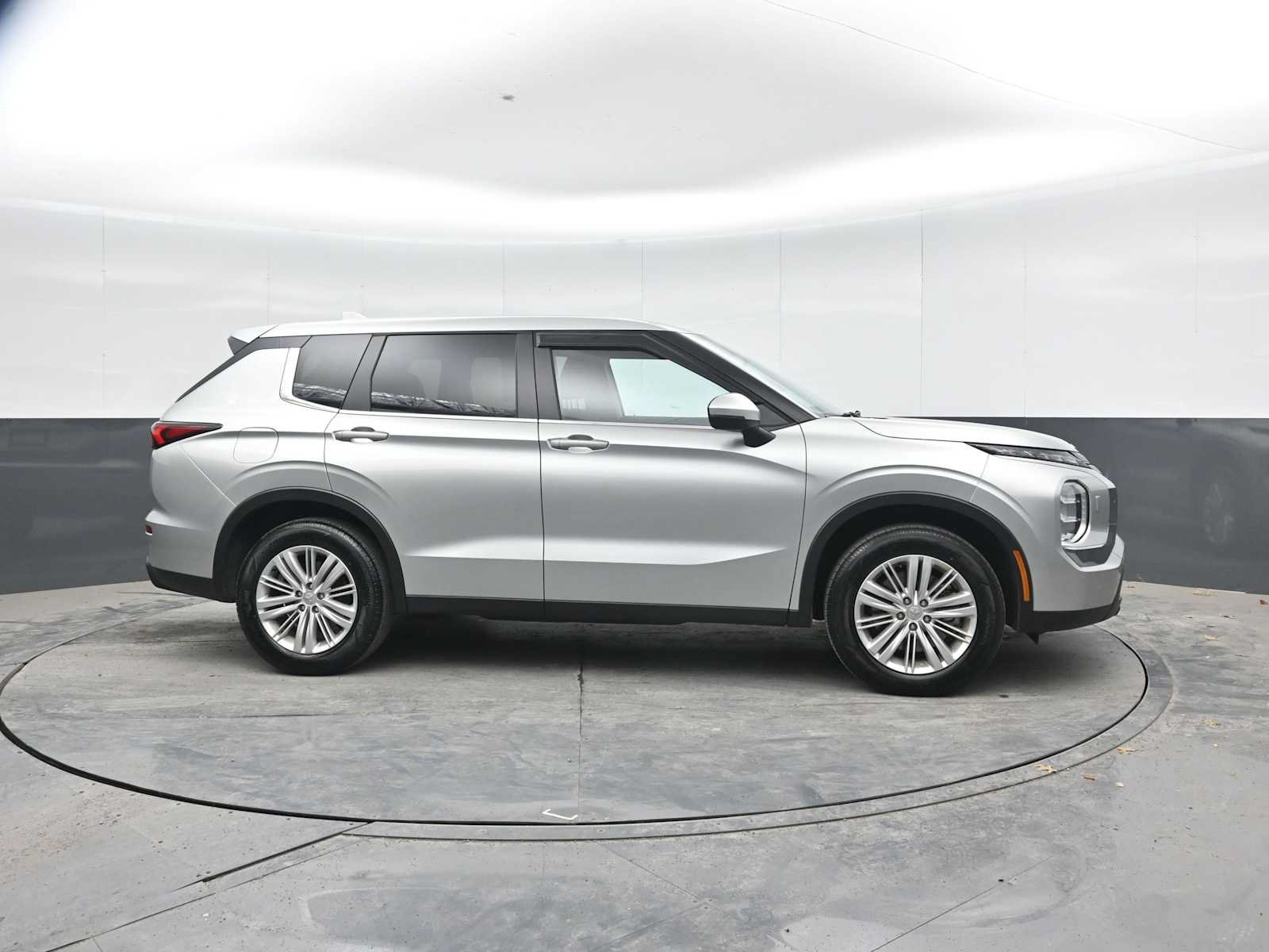 Used 2024 Mitsubishi Outlander ES AWD/4WD image 9