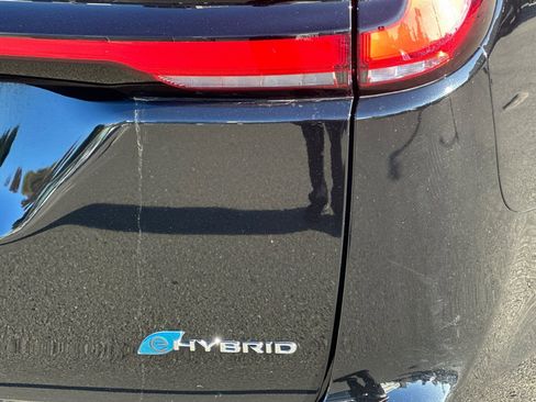 Used 2024 Chrysler Pacifica Select image 36