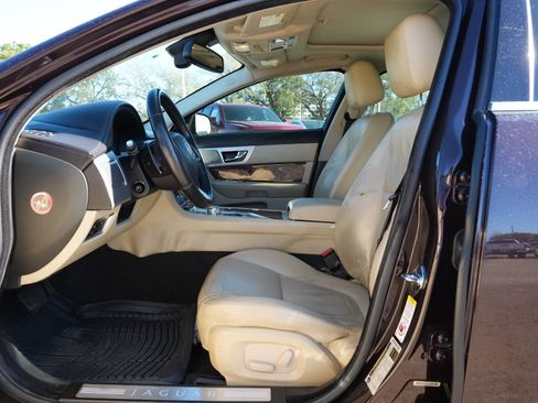 Used 2013 Jaguar XF image 16