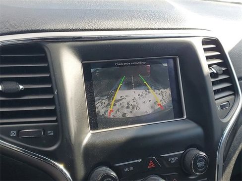 Used 2018 Jeep Grand Cherokee Laredo image 14