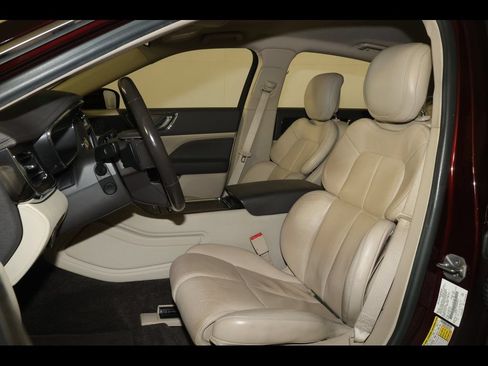 Used 2017 Lincoln Continental Select w/ Technology Package FWD image 18