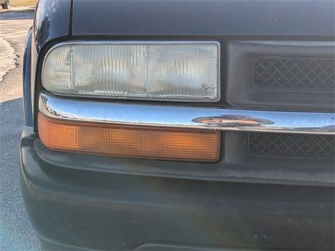 Used 2003 Chevrolet S10 Pickup 2WD Regular Cab image 9