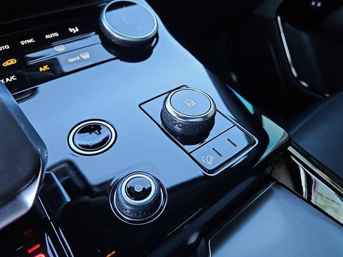 Used 2023 Land Rover Range Rover Sport SE image 18