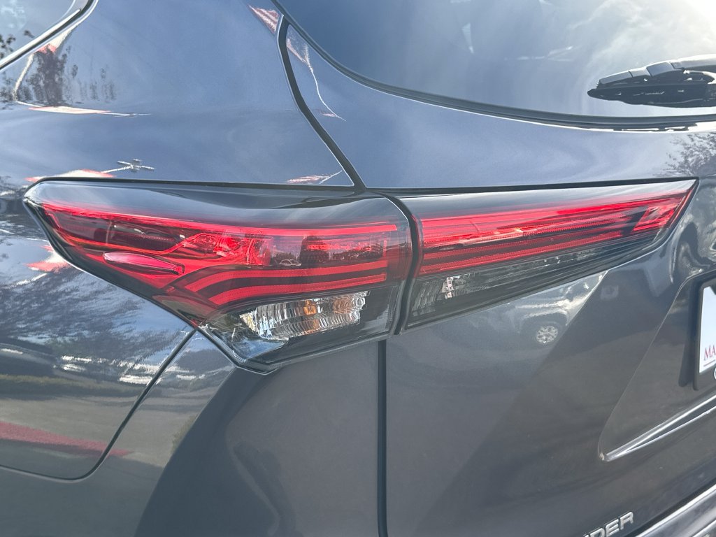 Used 2023 Toyota Highlander XLE AWD/4WD image 10