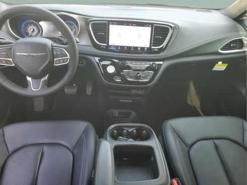 Used 2025 Chrysler Pacifica Select FWD image 9
