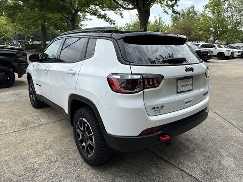 Used 2025 Jeep Compass Trailhawk AWD/4WD image 5