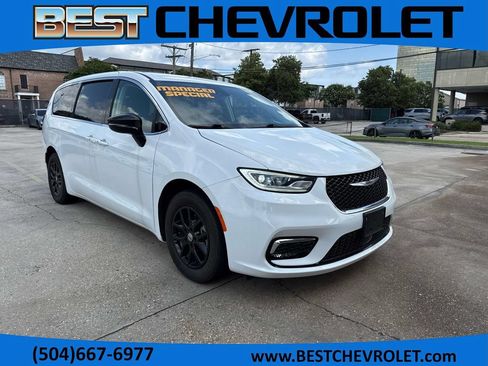 Used 2024 Chrysler Pacifica Touring-L FWD image 1