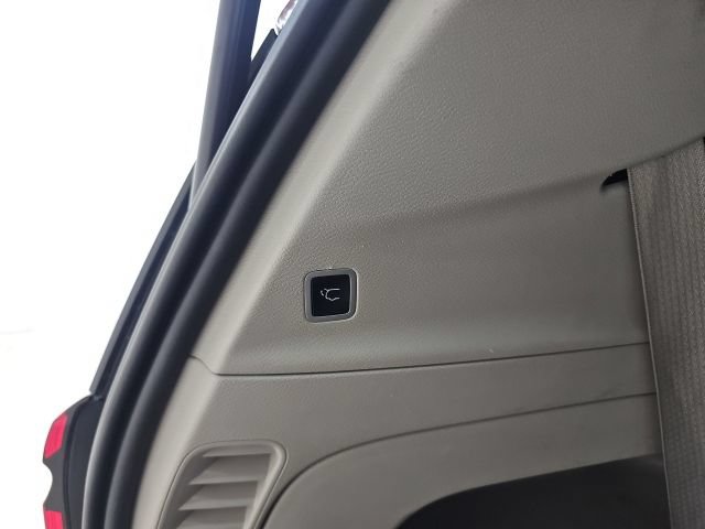 Used 2023 Chrysler Pacifica Touring-L FWD image 17