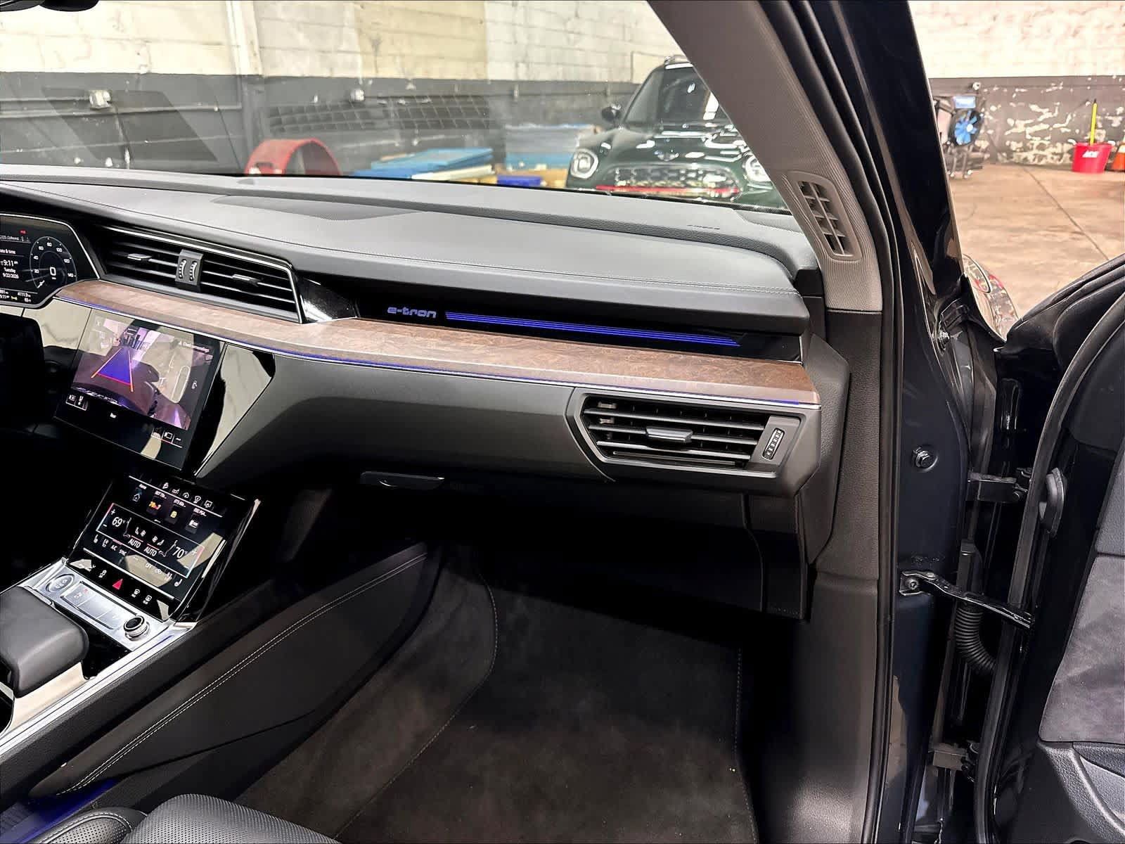 Used 2019 Audi e-tron Prestige w/ Prestige Package AWD/4WD image 19