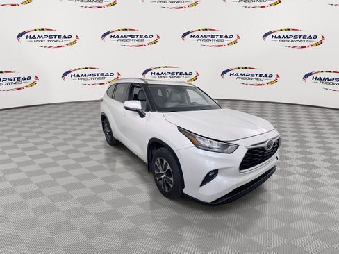 Used 2020 Toyota Highlander XLE AWD/4WD image 2