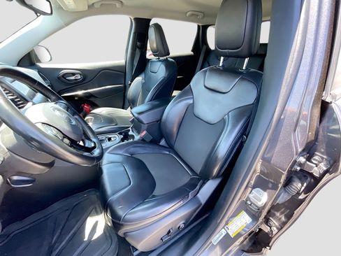 Used 2021 Jeep Cherokee Latitude Plus FWD image 12