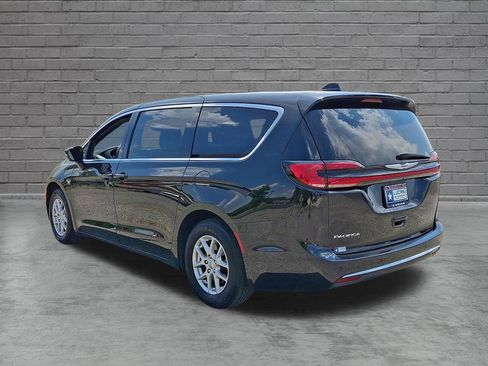Used 2025 Chrysler Pacifica Select FWD image 8