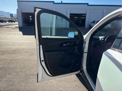 Used 2023 Chevrolet Traverse RS image 9