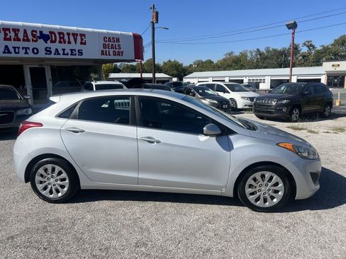 Used 2017 Hyundai Elantra GT image 4