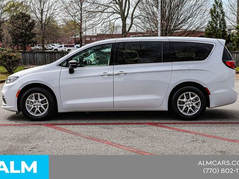 Used 2024 Chrysler Pacifica Touring-L FWD image 10