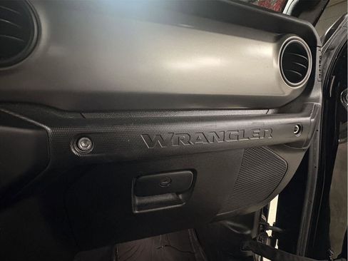 Used 2018 Jeep Wrangler Unlimited Sport image 29