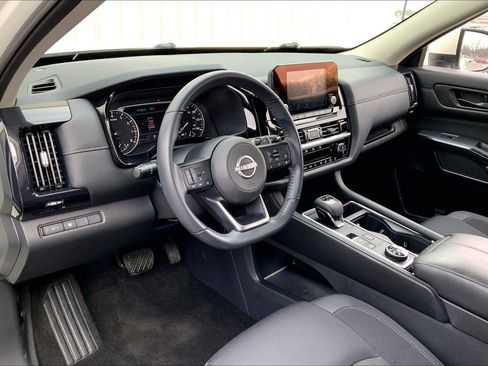 Used 2024 Nissan Pathfinder SV w/ Black Appearance Package image 10