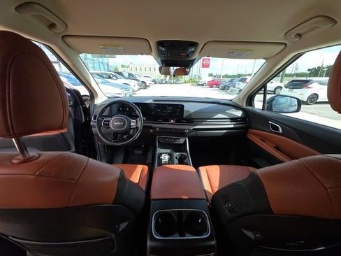 Used 2025 Kia Carnival EX image 26