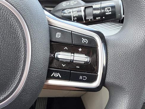 Used 2024 Kia Carnival LX FWD image 15
