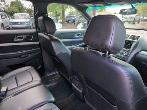 Used 2017 Ford Explorer XLT w/ Equipment Group 202A AWD/4WD image 25