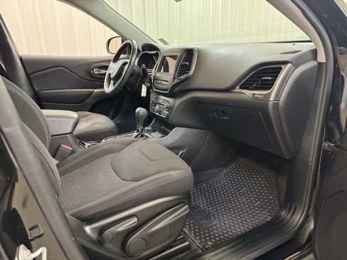 Used 2019 Jeep Cherokee Latitude w/ Cold Weather Group image 25