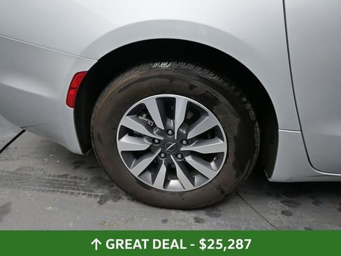 Used 2024 Chrysler Pacifica Limited FWD image 19