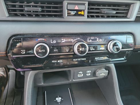 Used 2025 Honda Pilot TrailSport image 17