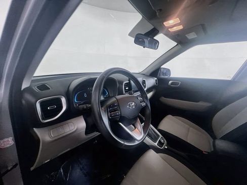 Used 2025 Hyundai Venue SEL FWD image 15