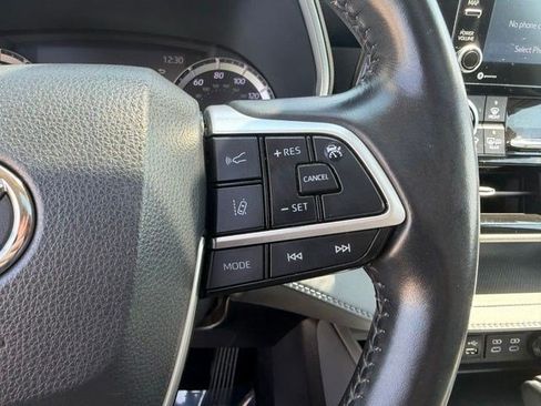 Used 2022 Toyota Highlander XLE AWD/4WD image 17