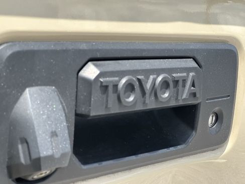 Used 2017 Toyota Tacoma TRD Sport w/ Premium & Technology Package RWD image 17