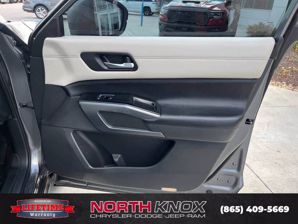 Used 2022 Nissan Pathfinder SL w/ SL Black Package AWD/4WD image 28