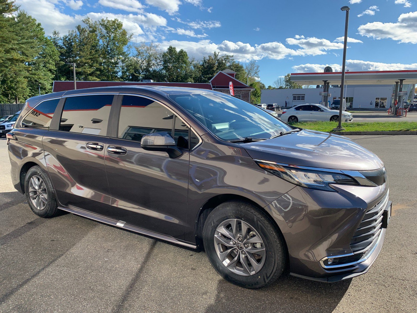 Used 2022 Toyota Sienna XLE AWD/4WD image 3