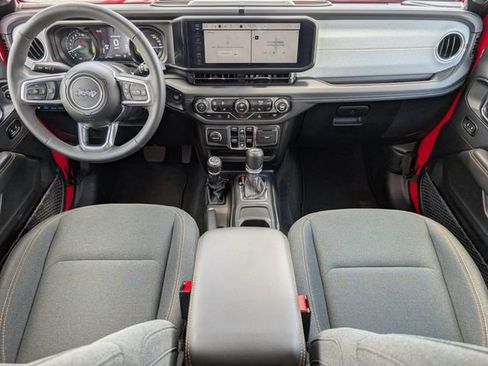 Used 2025 Jeep Wrangler Unlimited Sahara AWD/4WD image 5