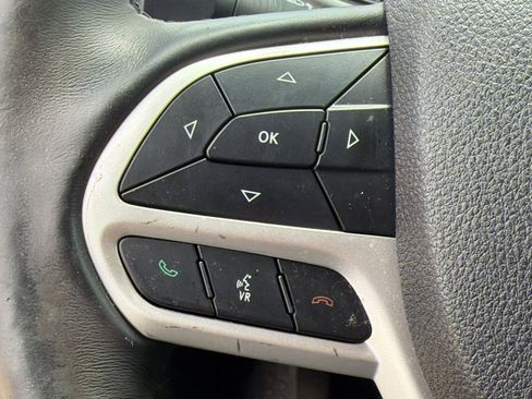 Used 2018 Jeep Cherokee Latitude Plus w/ Comfort/Convenience Group FWD image 17