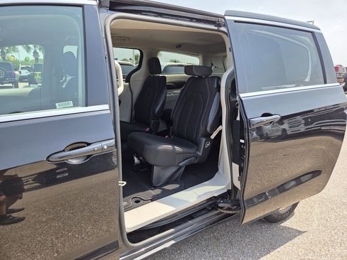 Used 2023 Chrysler Voyager LX FWD image 14