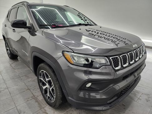 Used 2024 Jeep Compass Latitude image 2