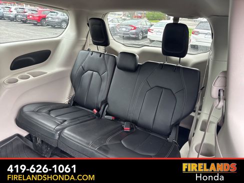 Used 2023 Chrysler Pacifica Touring-L image 29