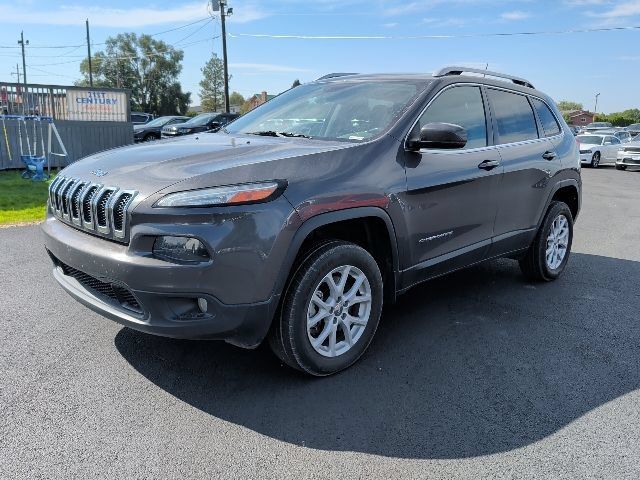 Used 2018 Jeep Cherokee Latitude Plus w/ Comfort/Convenience Group AWD/4WD image 1