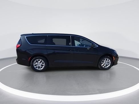 Certified 2023 Chrysler Pacifica Touring-L image 9
