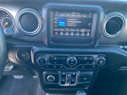 Used 2018 Jeep Wrangler Unlimited Sahara image 11