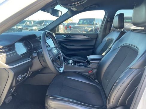 Used 2023 Jeep Grand Cherokee L Laredo image 28