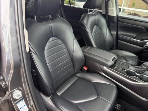 Used 2021 Toyota Highlander XLE AWD/4WD image 11