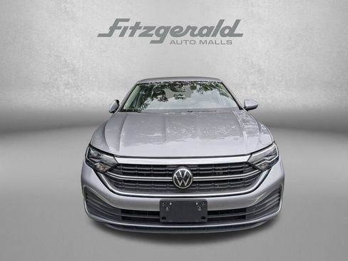 Used 2024 Volkswagen Jetta SE FWD image 2