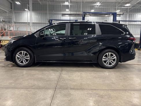 Used 2024 Toyota Sienna Limited image 6