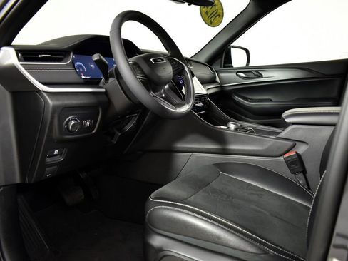 Used 2024 Jeep Grand Cherokee Altitude RWD image 15