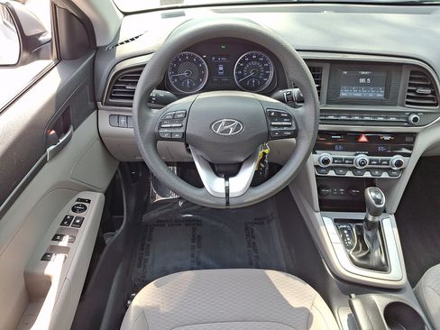 Used 2020 Hyundai Elantra SE FWD image 13