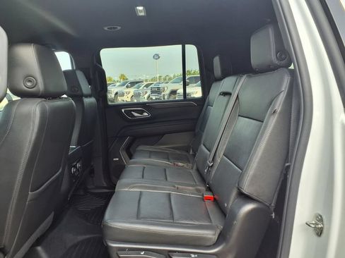 Used 2022 Chevrolet Suburban LT RWD image 17
