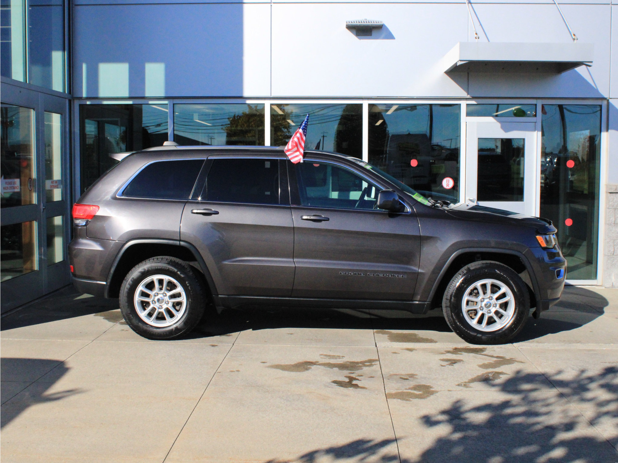 Used 2019 Jeep Grand Cherokee Laredo AWD/4WD image 4